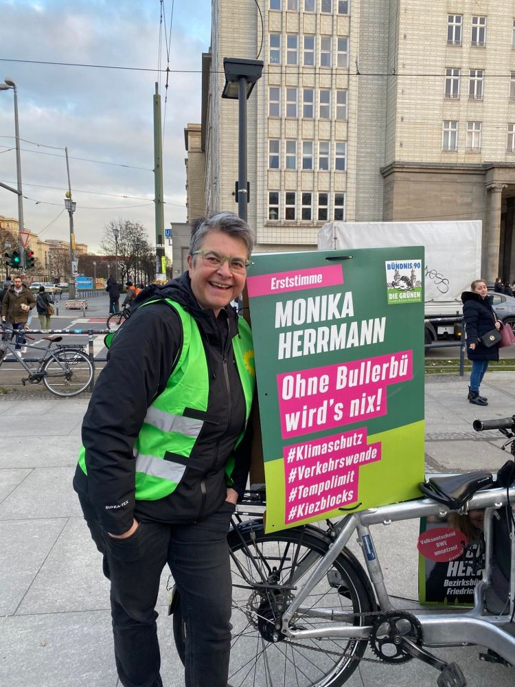 Monika Herrmann mit ihrem Wahlplakat "Ohne Bullerbü wird's nix!"