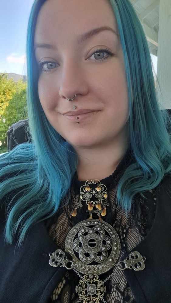 Selfie av kvinne med blått langt hår og festdrakt