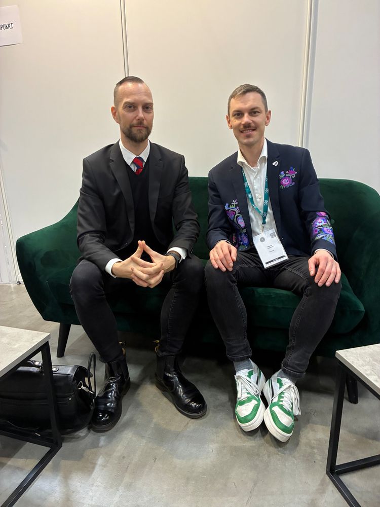 Ilmari Käihkö ja Maxim Fedorov pönöttävät Jyväskylän kirjamessujen bäkkärillä.