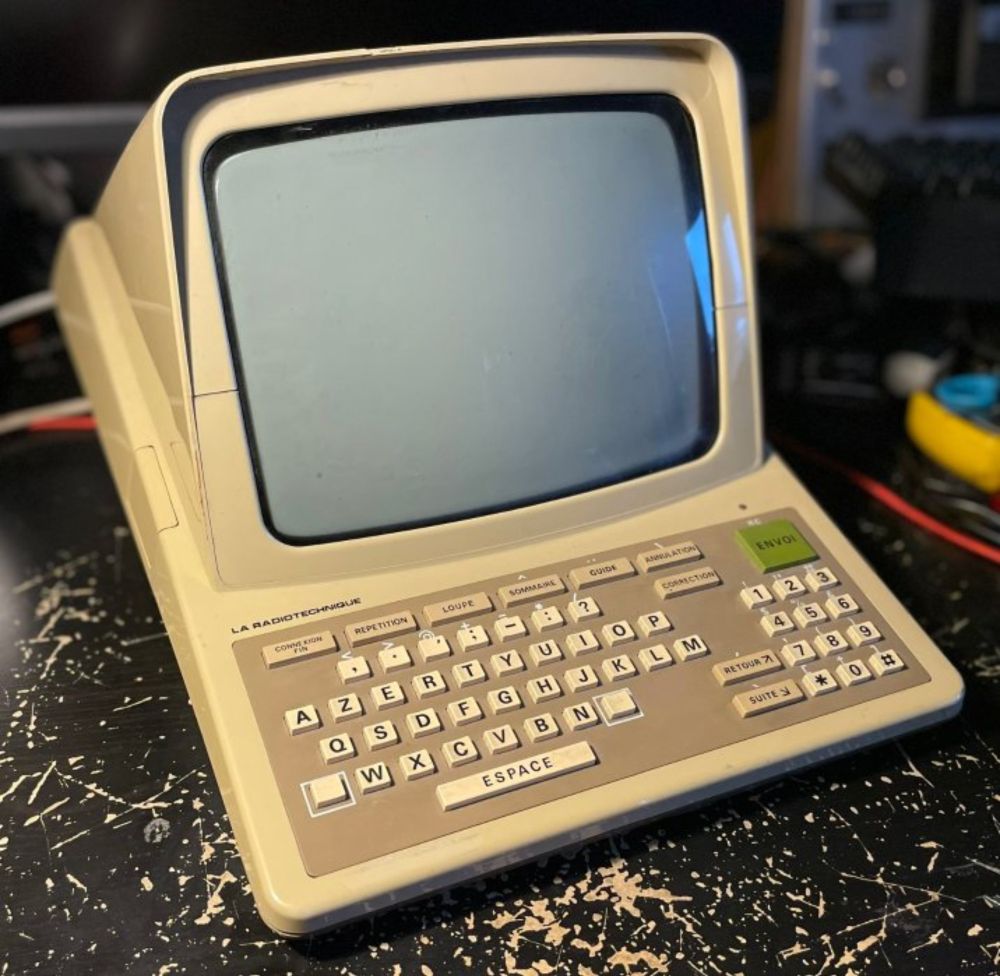 Remise en état d’un Minitel 1 « La Radiotechnique 9 NFZ 300 »