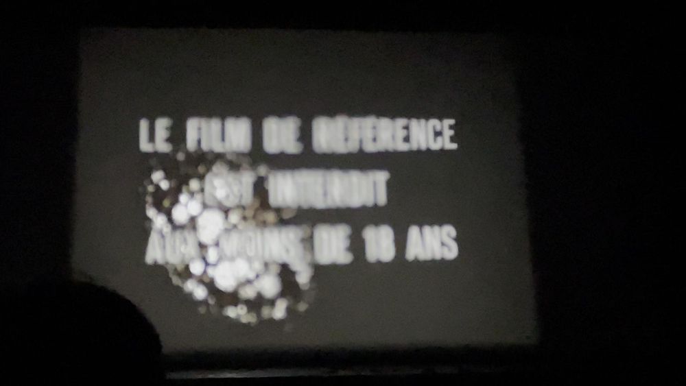 La pellicule a commencé à cramer.
L'image est floue.