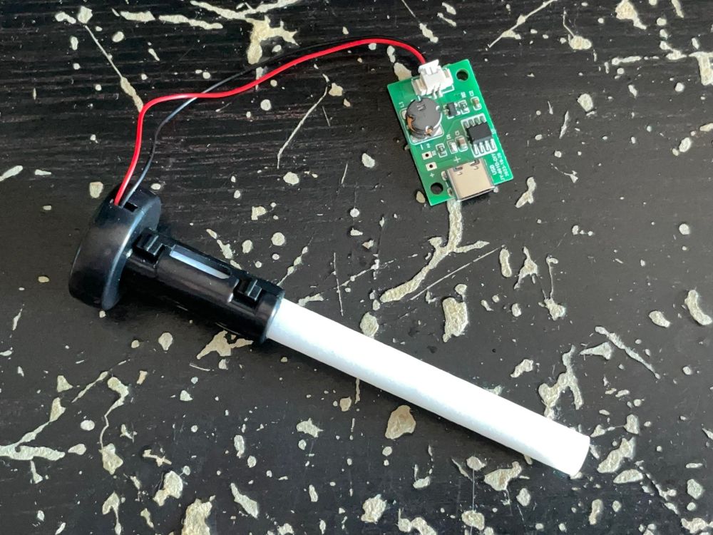 Un circuit électronique et un module piezo avec une tige en coton qui servent d'atomiseur d'eau