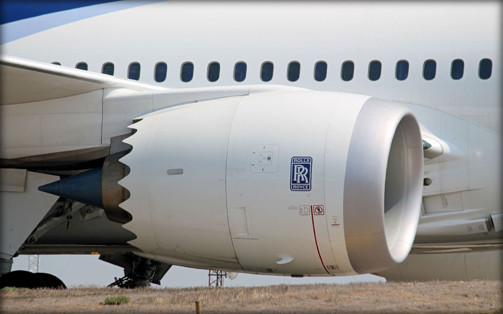 Фотография турбовентиляторного авиационного двигателя Rolls-Royce Trent 1000 под крылом Boeing 787