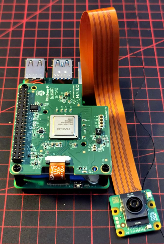 Zusammen gebauter Raspberry Pi 5 mit AI Hat und AI Kamera