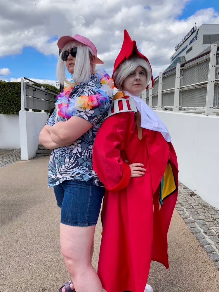 Two people stood back to back dressed as Estinien and Freya, two dragoon class characters from the Final Fantasy series of video games. 