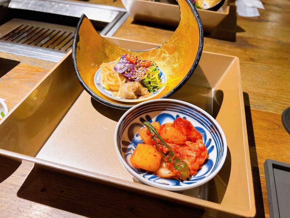 メインの前の前菜。キムチが白菜の他にらっきょうとかオクラとか入ってて美味しかった✨