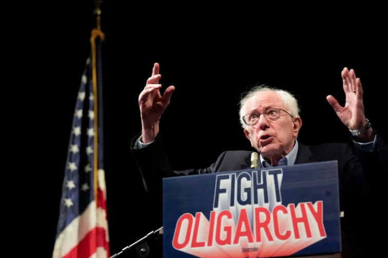 Sen. Bernie Sanders (I-Vt.) speaks at a stop of his “Fight Oligarchy” tour. Photo credit: Julia Hansen / Iowa City Press-Citizen.