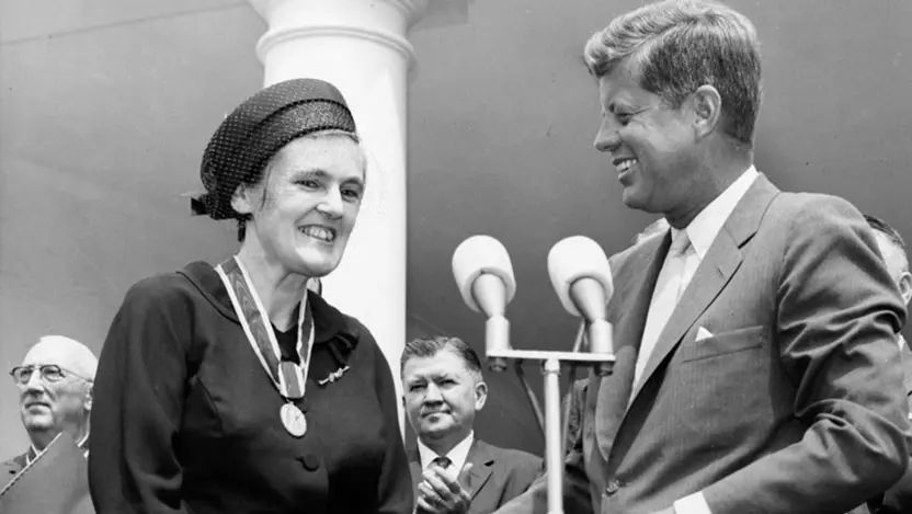 Frances Oldham Kelsey, MD, PhD, receives the President's Award for Distinguished Federal Civil Service from President John F. Kennedy in 1962. Photo credit: Special Collections Research Center/The University of Chicago Library.