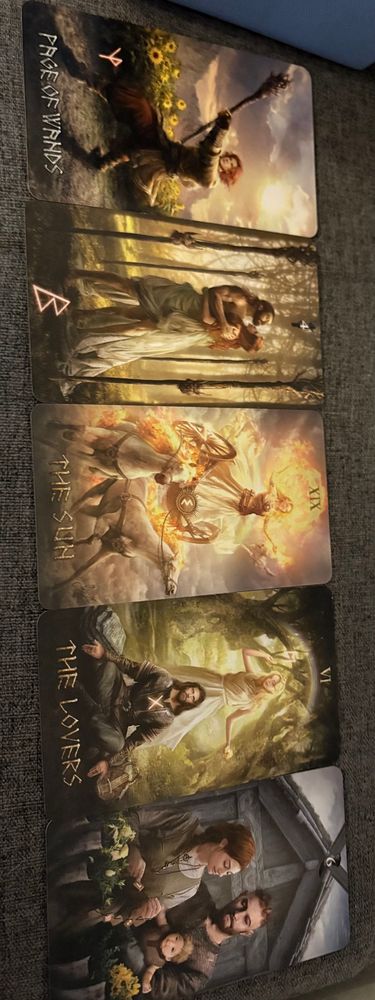 tiragem de tarot com as cartas: page of wands, 4 of wands, the sun, the lovers, 6 of cups