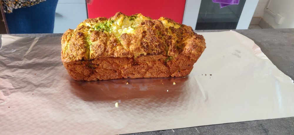 Garlic bread qui sort du four sur une feuille d'aluminium