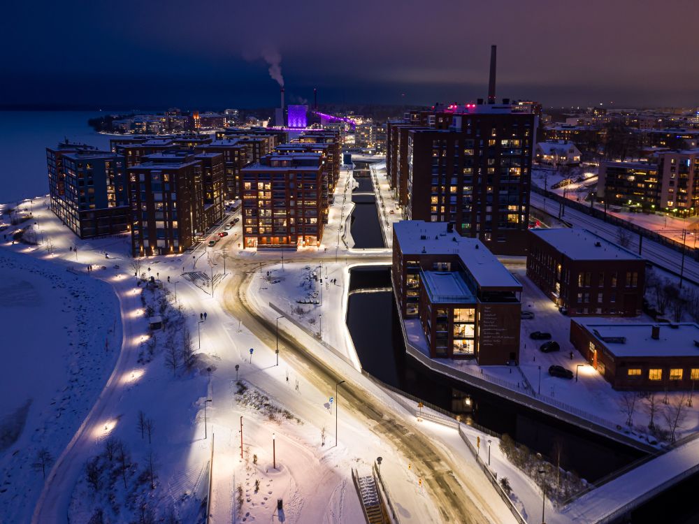 Tampereen Ranta-Tampellan kanava talvi-iltana dronella kuvattuna.