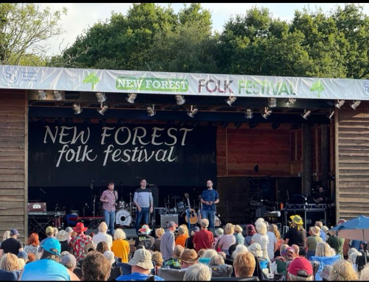 Three Young’uns on stage 