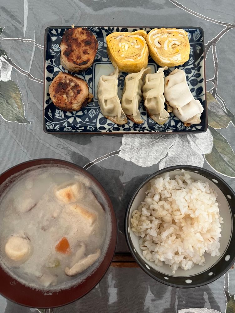 蓮根のはさみ揚げ焼き、出汁巻きたまご、豆乳入りきのこのスープ。買った餃子