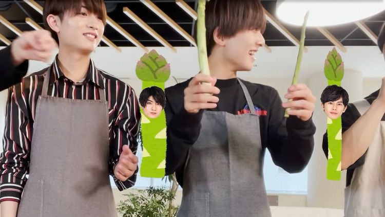 7 MEN 侍の超巨大アスパラベーコンを作る動画からのスクショ
中村嶺亜さんが両手に1本ずつアスパラを持って笑っている
2本のアスパラのイラストが表示され、太い方に本高克樹さん、細い方に矢花黎さんの顔が合成されている
克樹は苦笑いしている