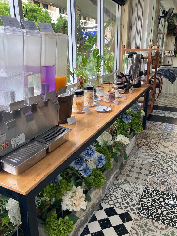 Buffet met westerse opties.