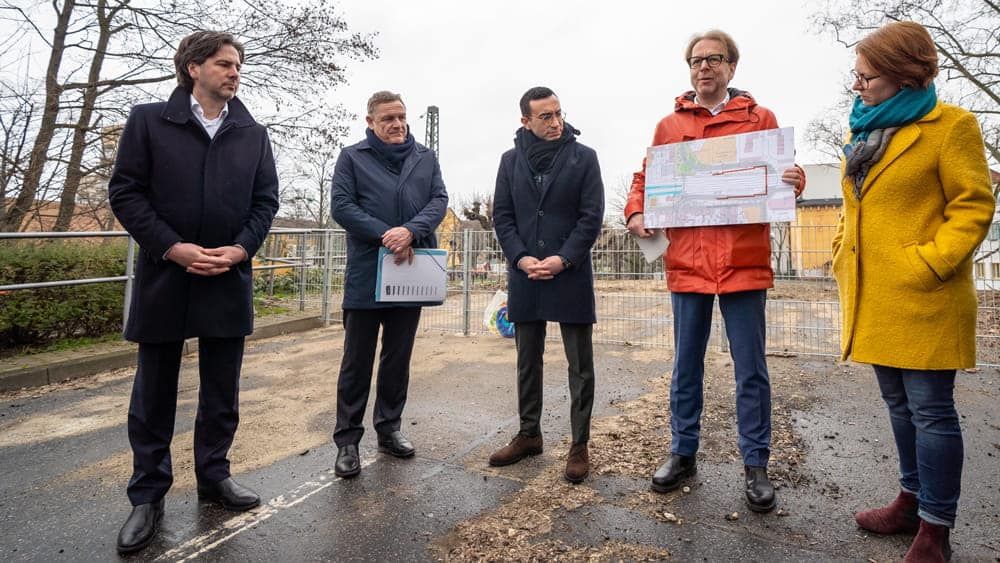 Marcus Gwechenberger, Stefan Schwinn, Mike Josef, Wolfgang Siefert und Daniela von Schoeler beim Pressetermin zur Behelfsbrücke am Griesheimer Bahnhof. Foto: Holger Menzel