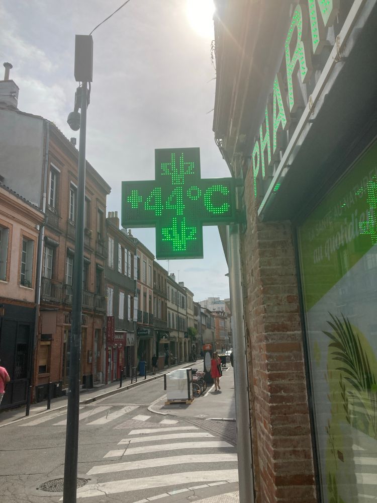 44 degrés sur une pharmacie 