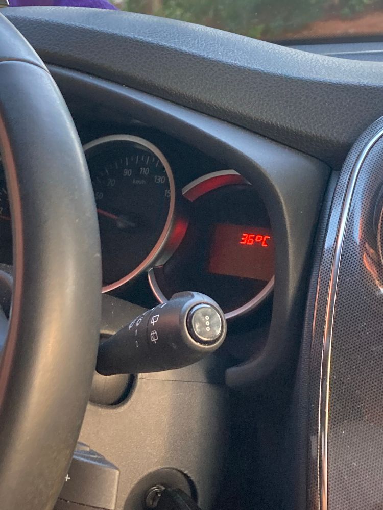 Tableau de bord de voiture :36 degrés 