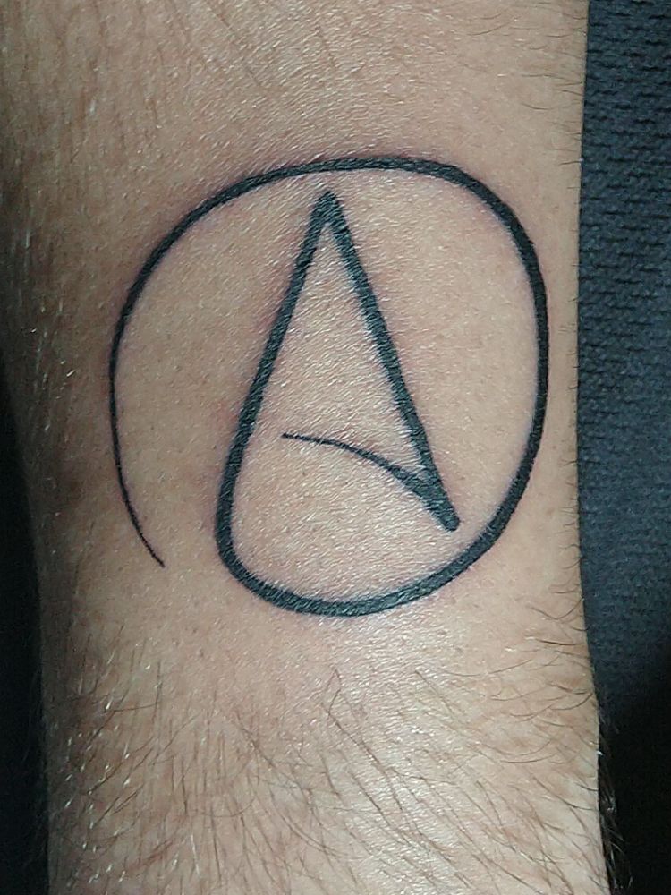 Tatuagem com símbolo do ateísmo.