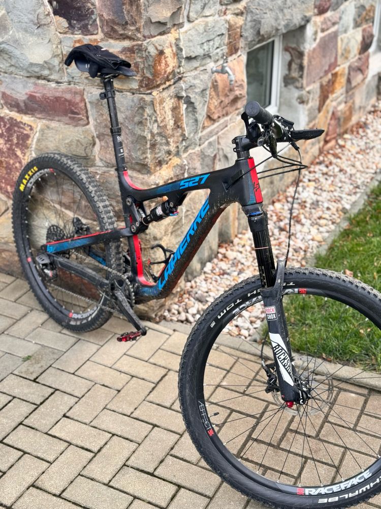 Mountainbike an der Hauswand stehend - Marke Lapierre