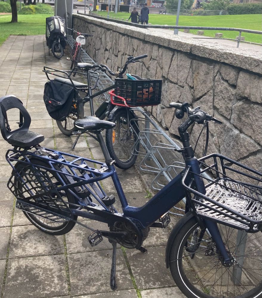 Dårlig sykkel parkering hvor syklene står sidelengs inntil stativet for å låse trygt.