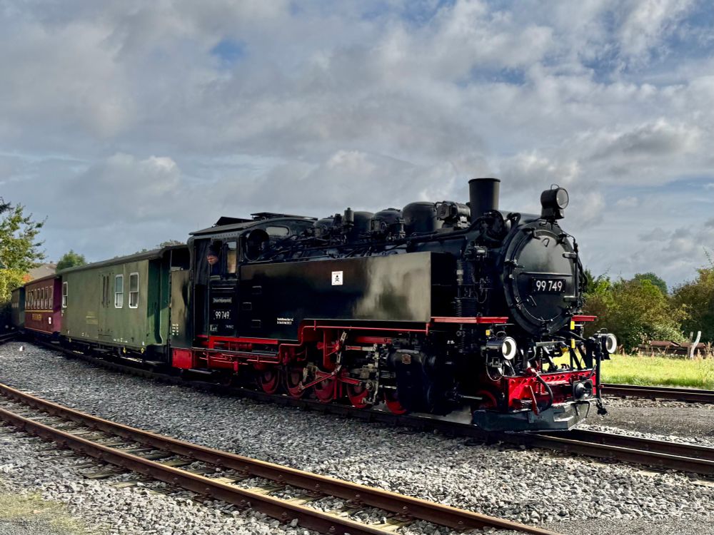 Seit 1890 verkehren täglich nach Fahrplan Züge zwischen der Stadt Zittau und den seit jeher beliebten Ausflugsorten Kurort Jonsdorf und Kurort Oybin.