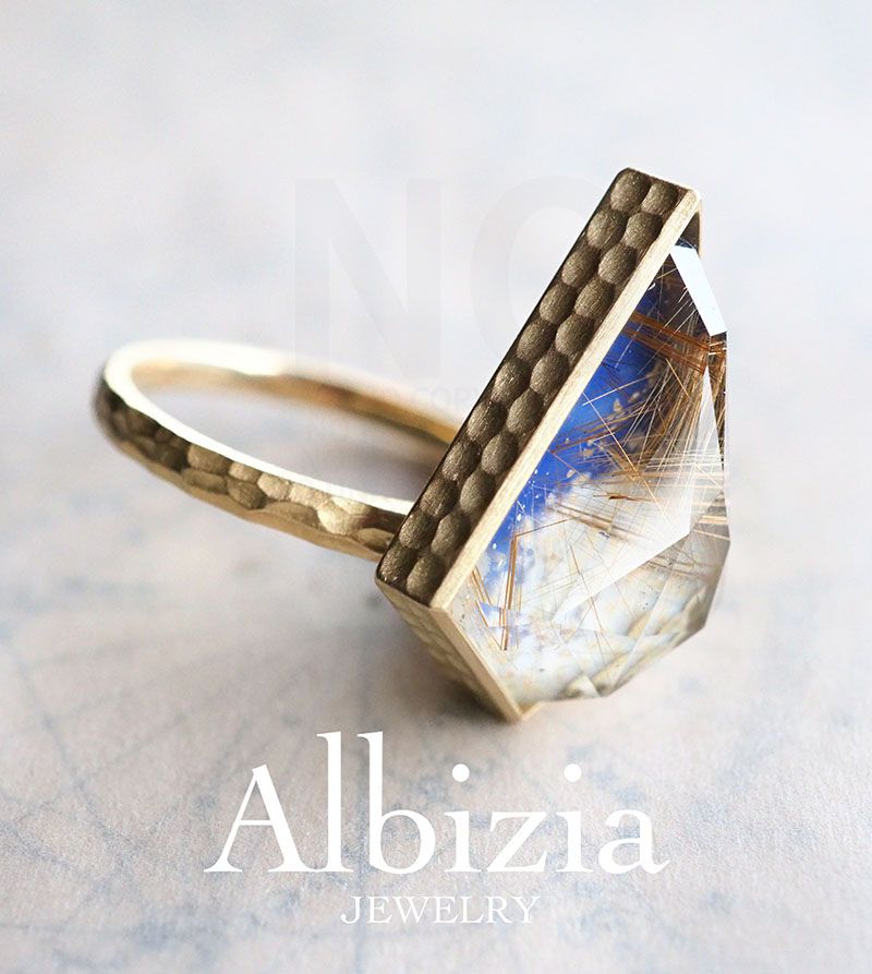 リーフメノウとルチルクォーツのダブレットストーンのリング。変形の菱形のランダムカット、覆輪どめ。地金はK18YG。リングやや右向きの画像です。