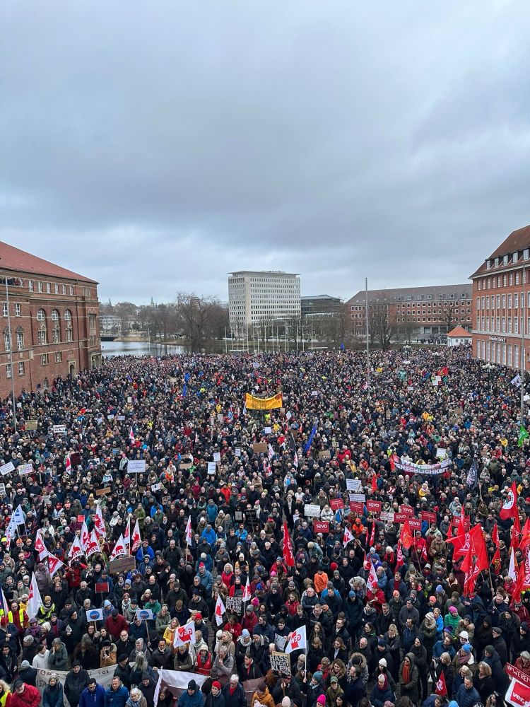 Man sieht eine riesige Menschenmenge von oben