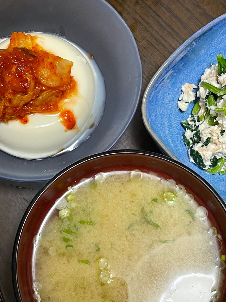 kimchi & tofu, white radish tuna & spinach, miso soup.