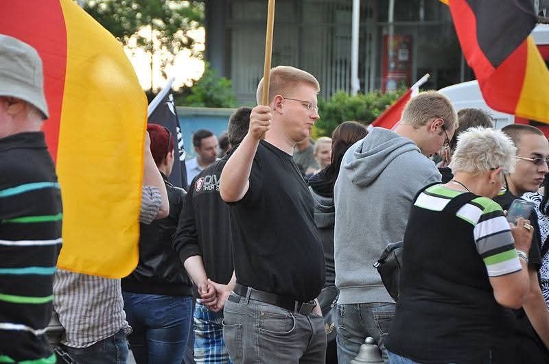 Ein NPD politiker bei einer Demo in Dresden 