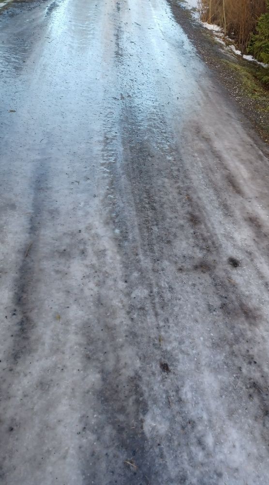 Jäinen pikkutie, ei hiekkaa