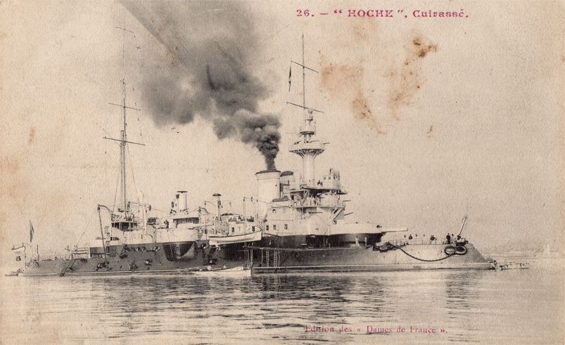 Le cuirassé Hoche (1886). Une coque basse en forme de semelle de fer à repasser, surmontée d'une grosse cheminée et d'une forêt de superstructures avec une tourelle principale à l'avant et de plus petites çà et là, deux mâts, une tour vigie qui ressemble à un relais télécom et diverses autres excroissances dans tous les sens