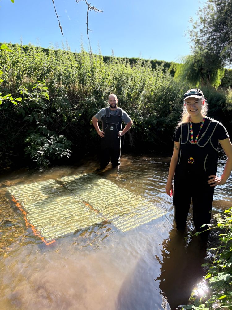 @jameslmcdonald.bsky.social from ERC REFRESH and @sydneyenns.bsky.social from NERC QUANTUM deploying the frames in a sunny part of the stream.