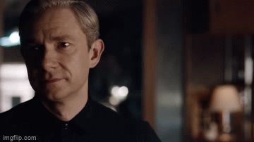 Martin Freeman als John Watson in Sherlock sagt etwas