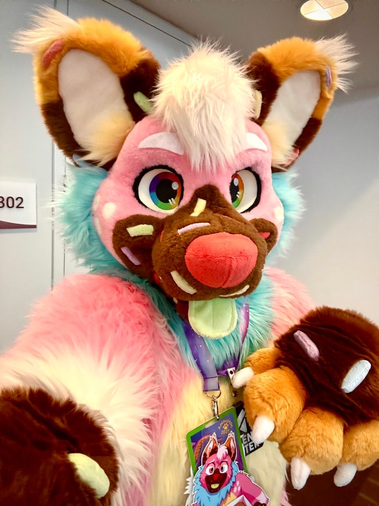 pink sprinkledog selfie at the con :3 
