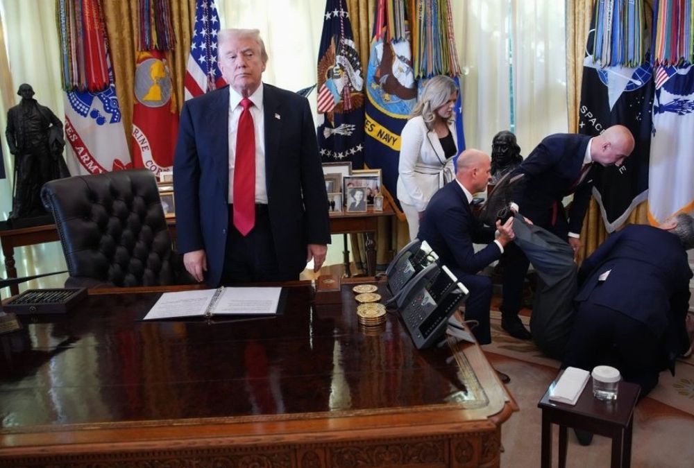 trump just standing there, impassively staring off into the middle distance, while everyone around him rushes to assist a man who had fainted 