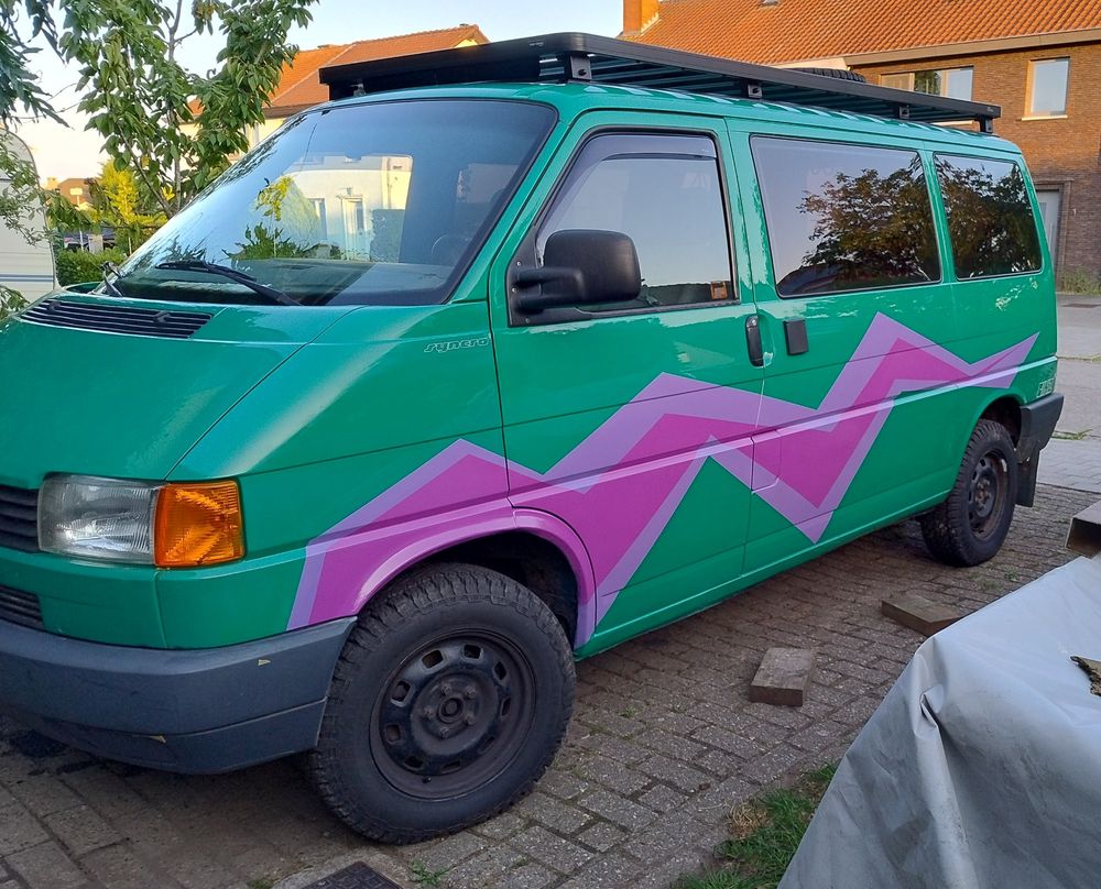 Groene vw bus met paarse bliksem.
