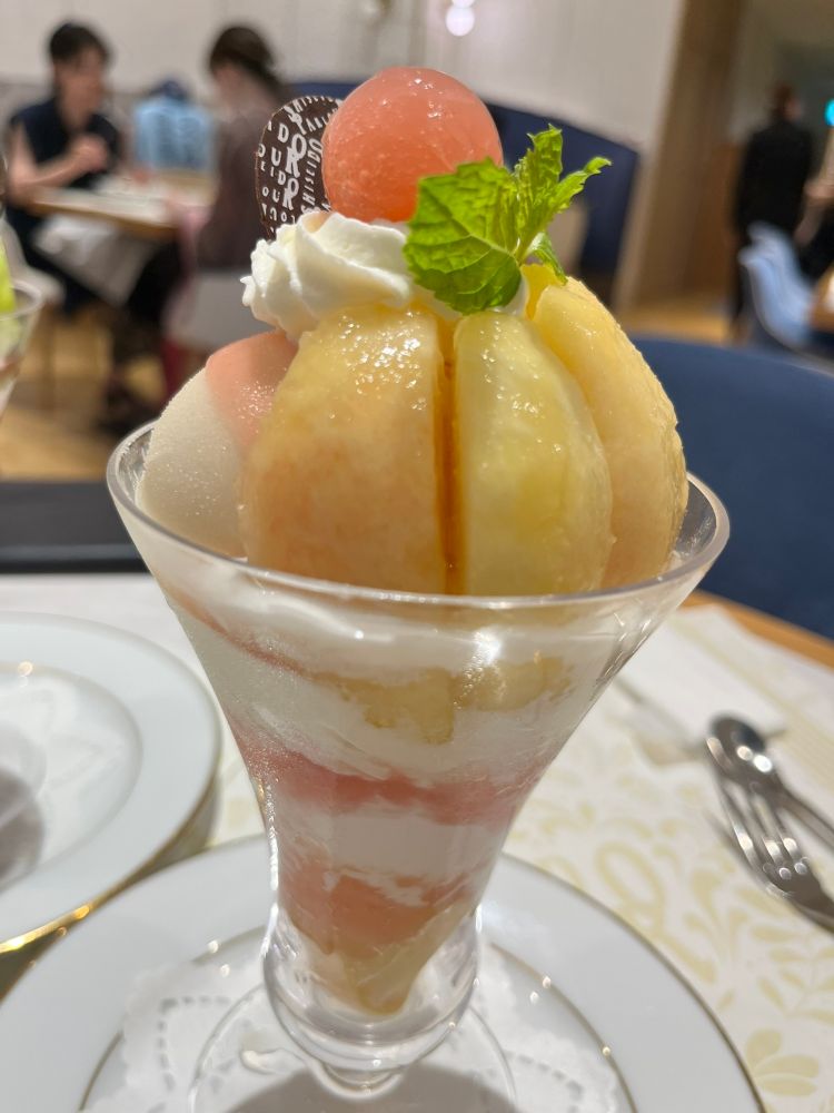 白桃のパフェ