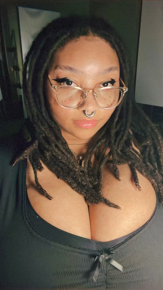 TLABF (thick luscious alt black femme) in succulent lighting once again