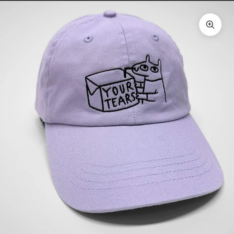 Eine Baseball Cap, Darauf ist eine lustige Comicfigur gestickt, die aus einem Trinkpäckchen mit einem Strohhalm lecker Gerolsteiner schlürft und darauf steht: your Tears