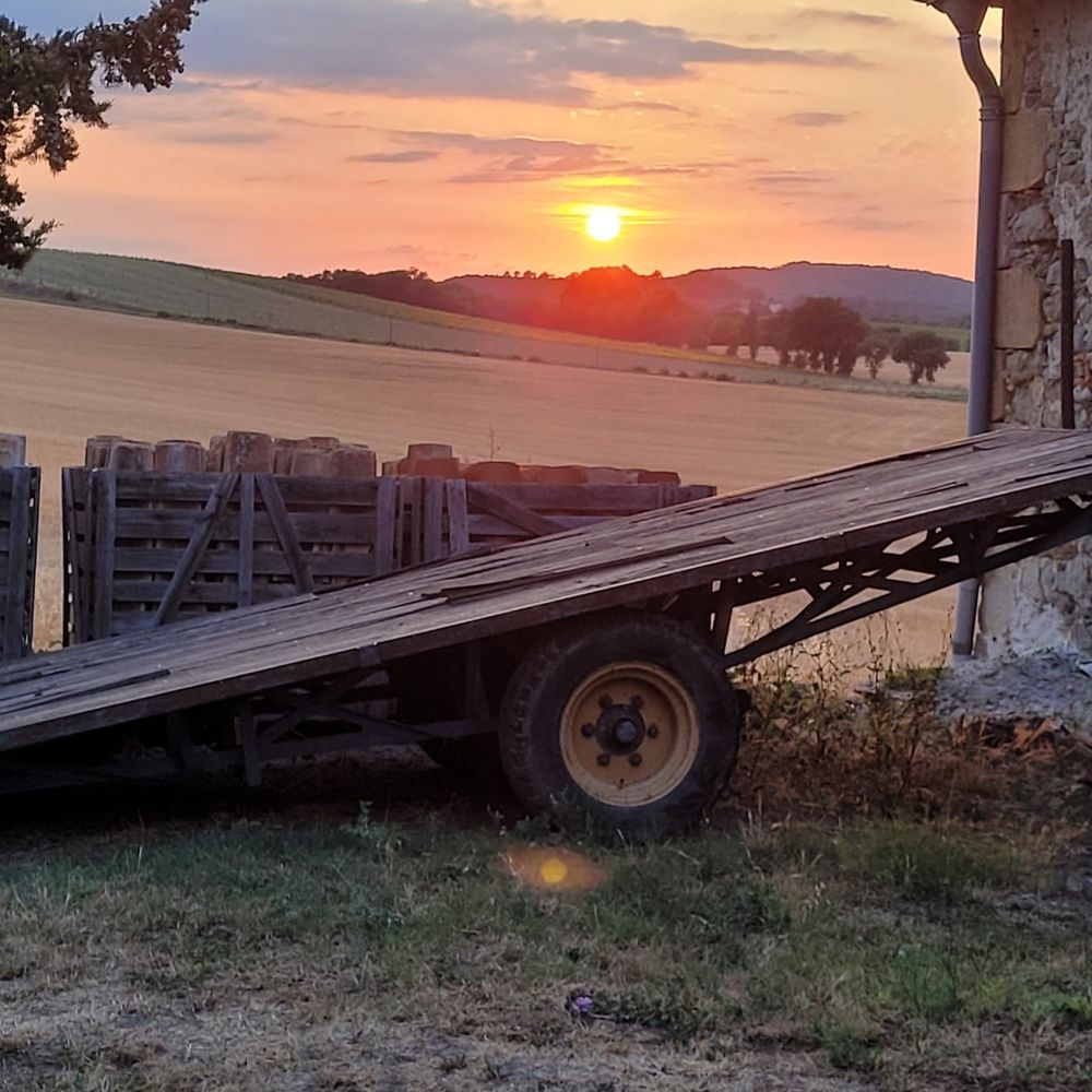 Coucher de soleil sur une vielle remorque