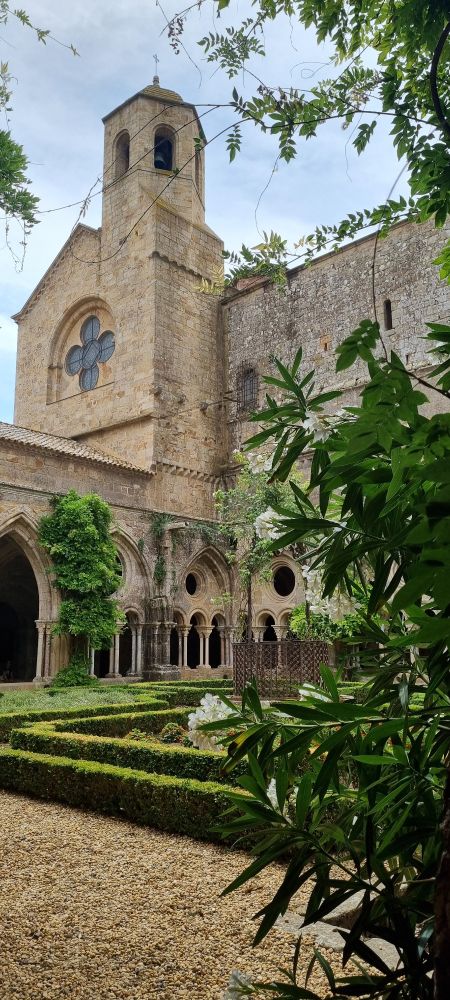 Le cloître et l'église de l'abbaye de Fontfroide