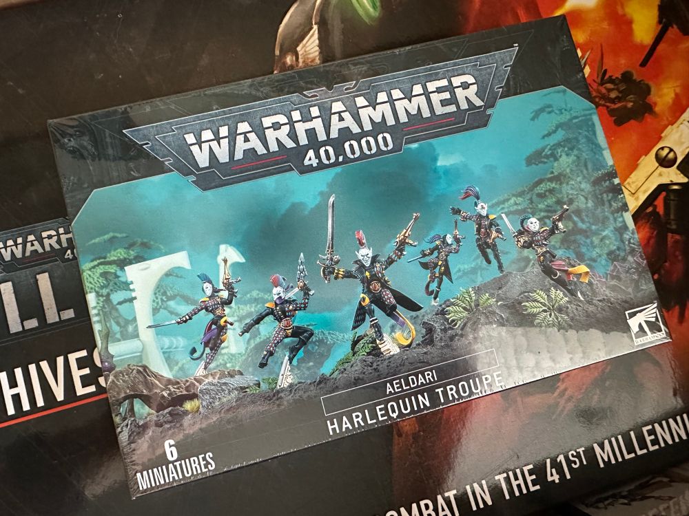 A box of Warhammer 40K minis, the Aeldari Harlequin Troupe.