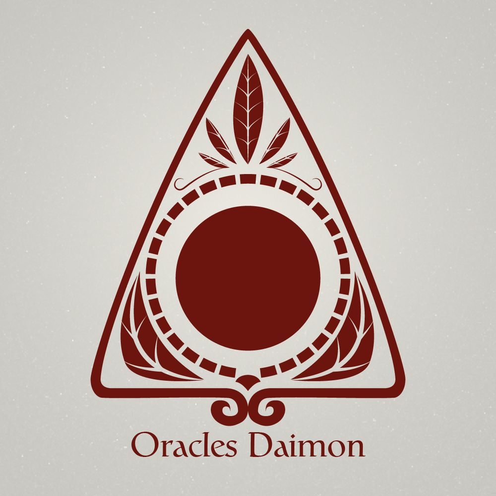 Diseño triangular marrón con un círculo central negro, hojas decorativas y motivos. Debajo del diseño, sobre fondo claro, figuran las palabras Oracles Daimon.