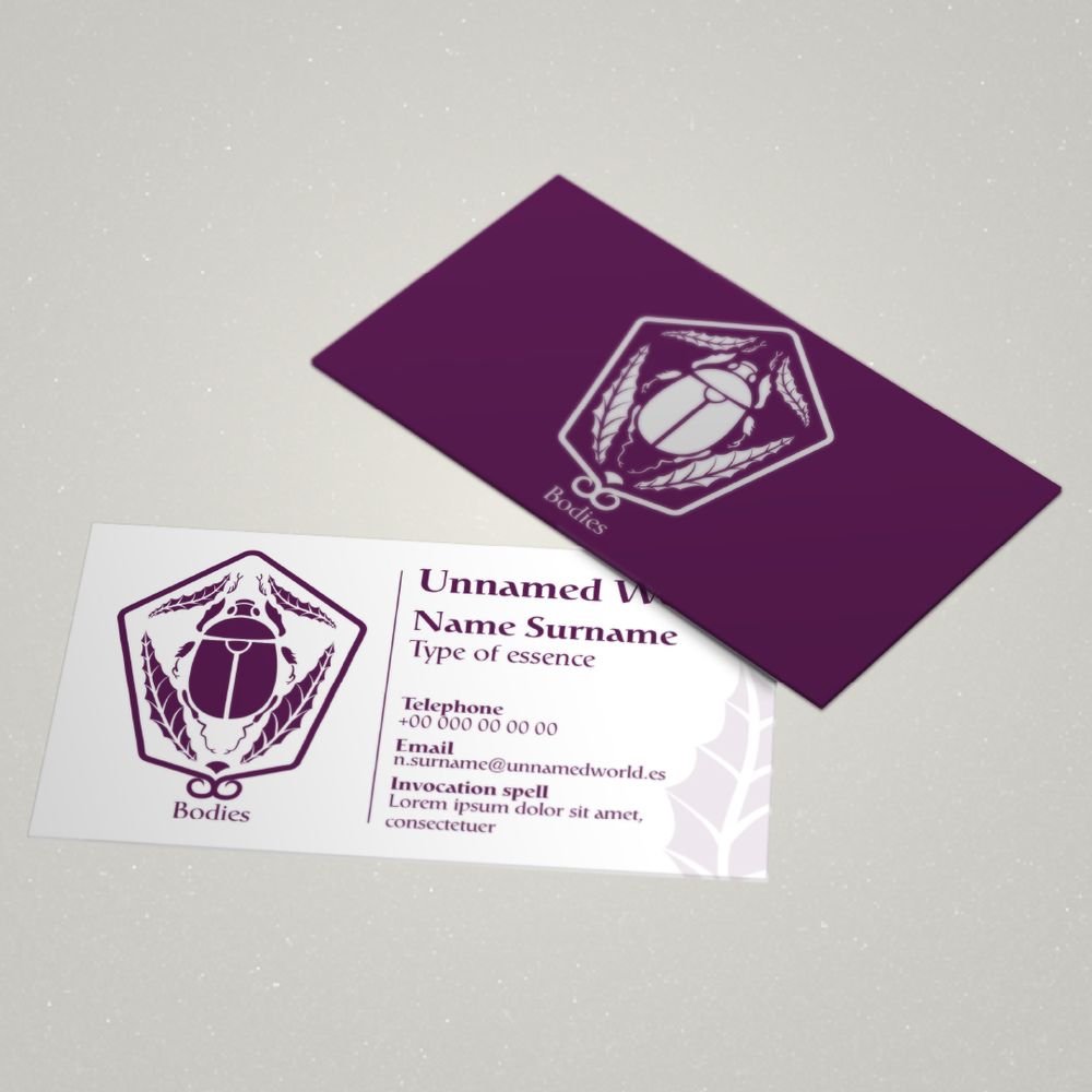 Dos tarjetas de visita, una boca arriba y otra boca abajo. Ambas llevan el logotipo de un escarabajo dentro de un marco geométrico. El anverso es morado oscuro con el logotipo; el reverso es blanco con detalles morados, campos de texto y el mismo logotipo a la izquierda.