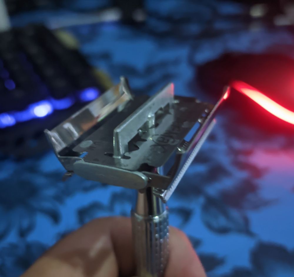 Safety Razor being opened 