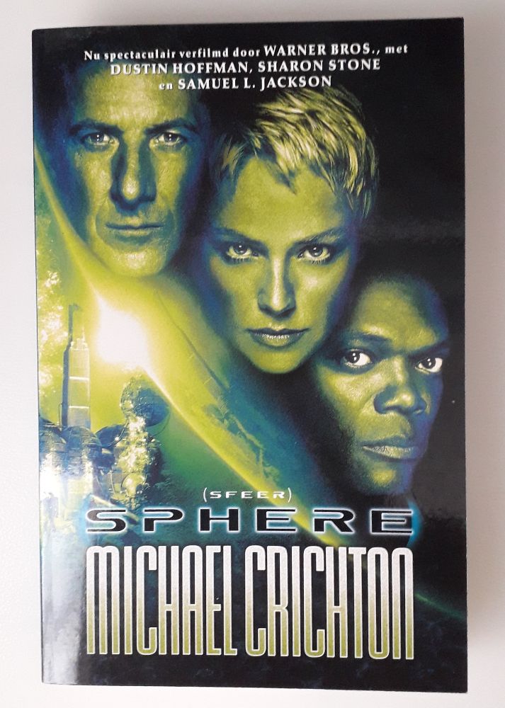 Book cover 'Sphere' by Michael Crichton