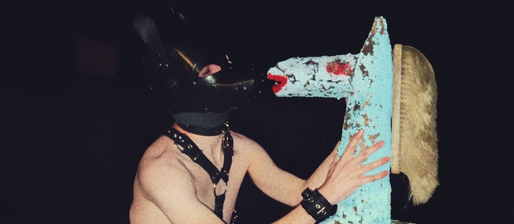 Giving the pale horse a gay, little smooch on her big red lips.