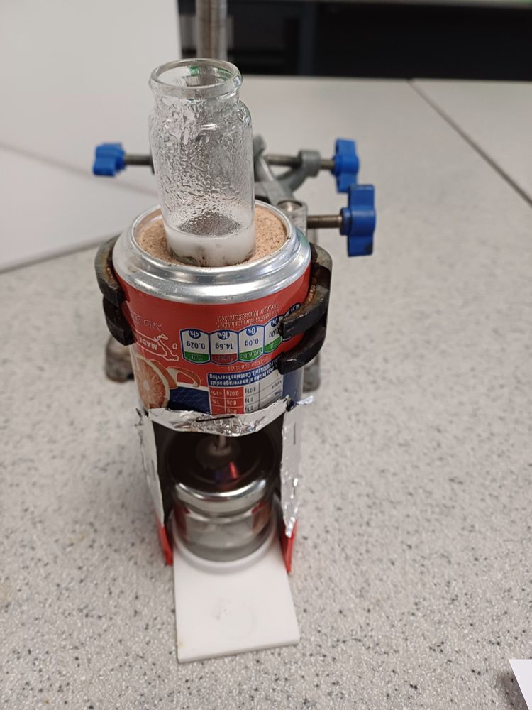 0.25 cm³ of 1M copper sulfate is added to the iron staples and 2 cm³ of 1.5M sulfuric acid It is heated for 10 minutes. Can also use steel paper clips. This is the personal spirit burner (ethanol biofuel) hotplate.
