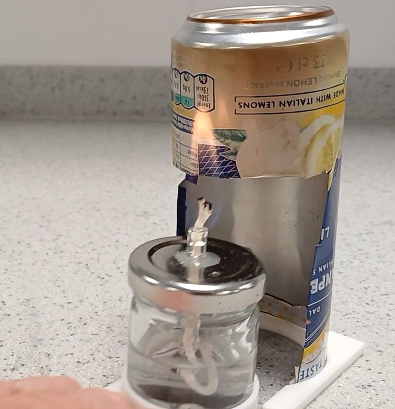 Removing the spirit burner. The can is hand hot in 1 minute.